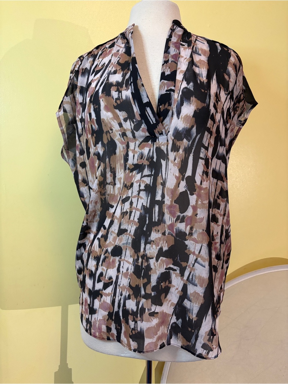 Reiss Abstract V-Neck Cap Sleeve Blouse - Pink, Black, Cream - Picture 4 of 11